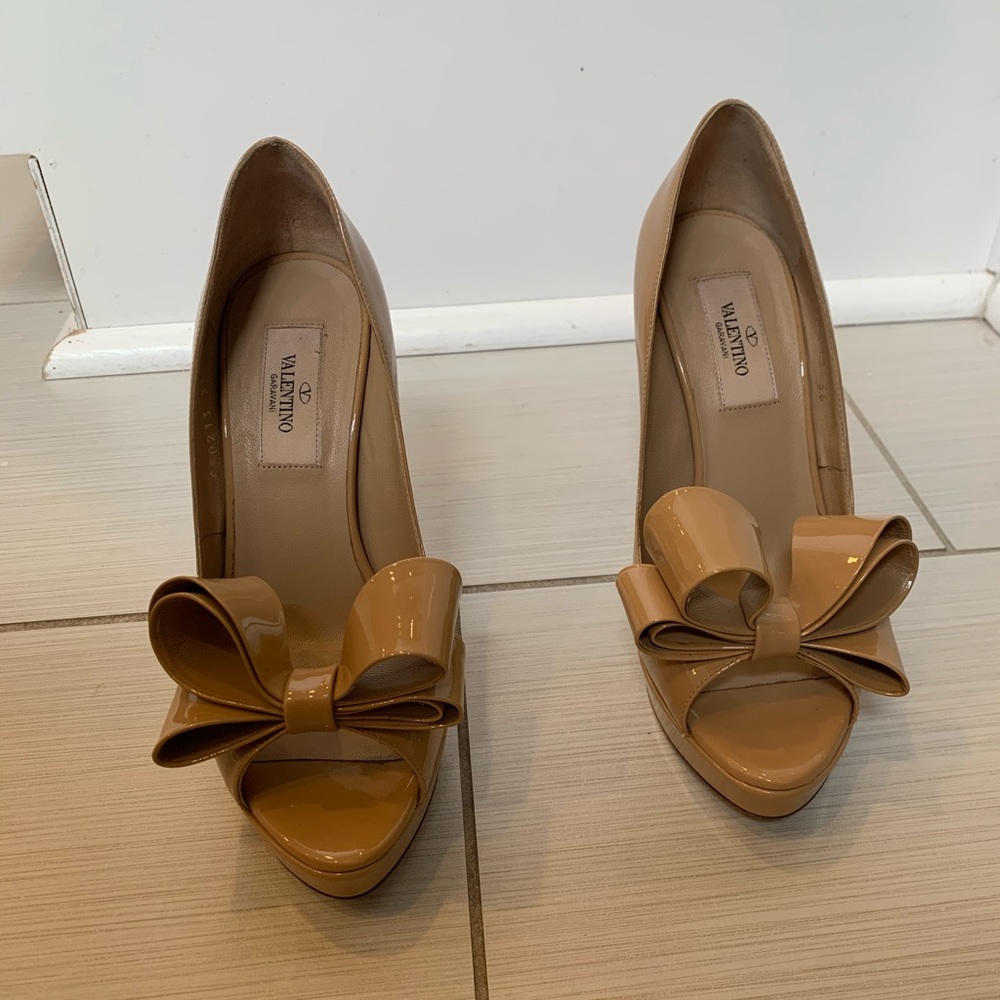 Valentino bow pumps. Tan. Size 36